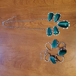 Paparazzi emerald green gemstone silver necklace w/ matching clasp bracelet.